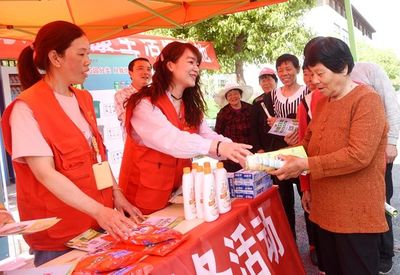 鹽城城管志愿者開展農村垃圾分類服務行，助力美麗鄉村建設